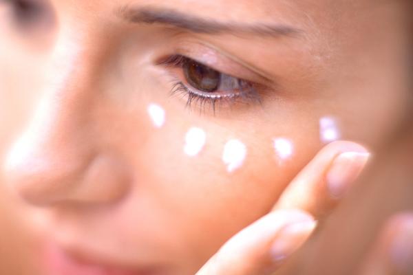 How to avoid damaging the skin around the eyes